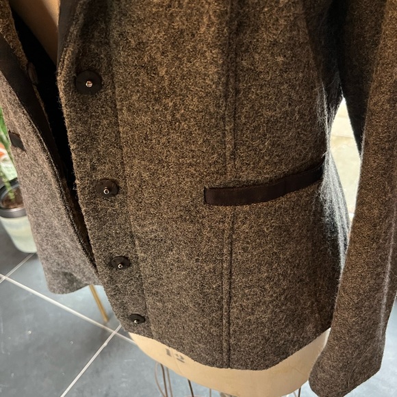 Esprit fitted blazer. Great weight and stretch for all day comfort. Size 12 - Picture 3 of 5